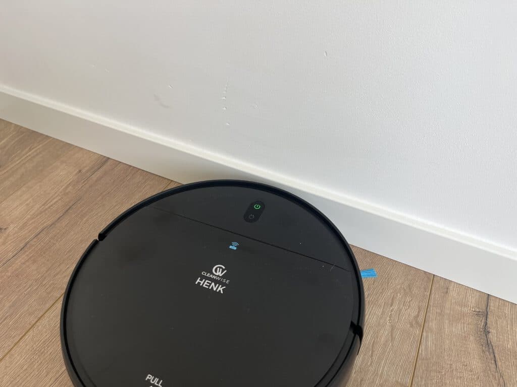 CleanWise Henk botst tegen plint